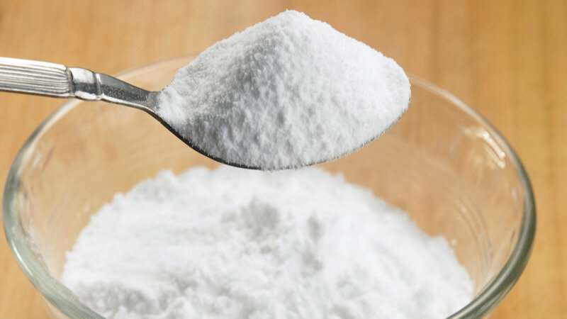 Перед посадкой выкапываю лунки на глубину в 40 см и на самое дно кладу по 2 ст. л. гидрокарбоната натрия.