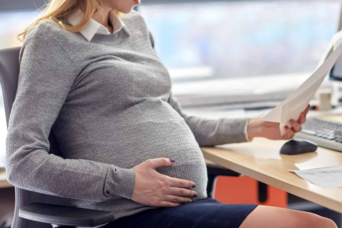 В некоторых офисах примета оказывается настолько работающей, что сотрудники ставят метки на «беременные» кресла. Вдруг кто-то не готов к детям…  