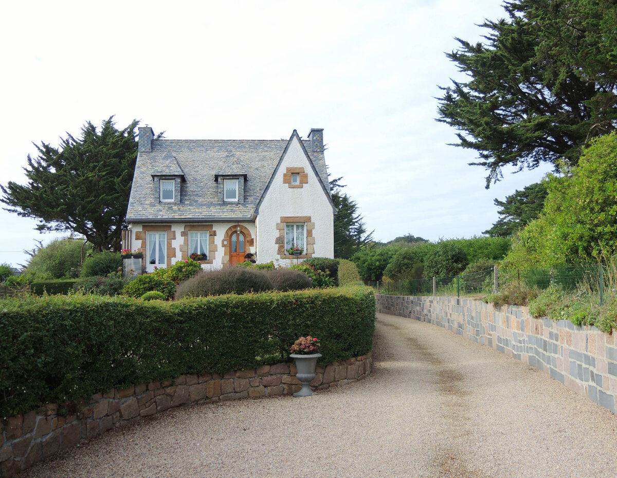 У начала тропы небольшой поселок, в котором практически ничего нет, но все равно миленько