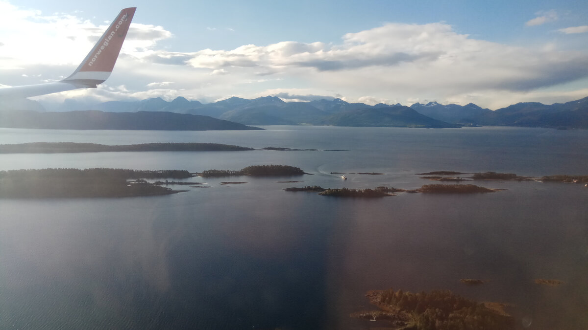 снижаясь над фьордами. Листайте вправо.