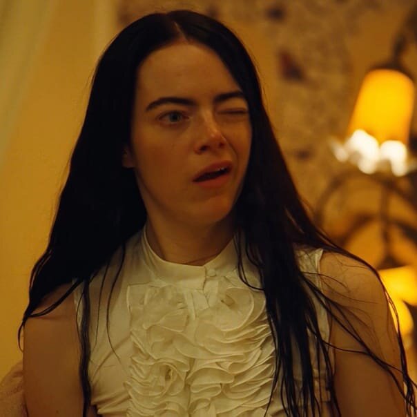 Здесь много секса, есть юмор, есть невероятные костюмы и атмосфера! 