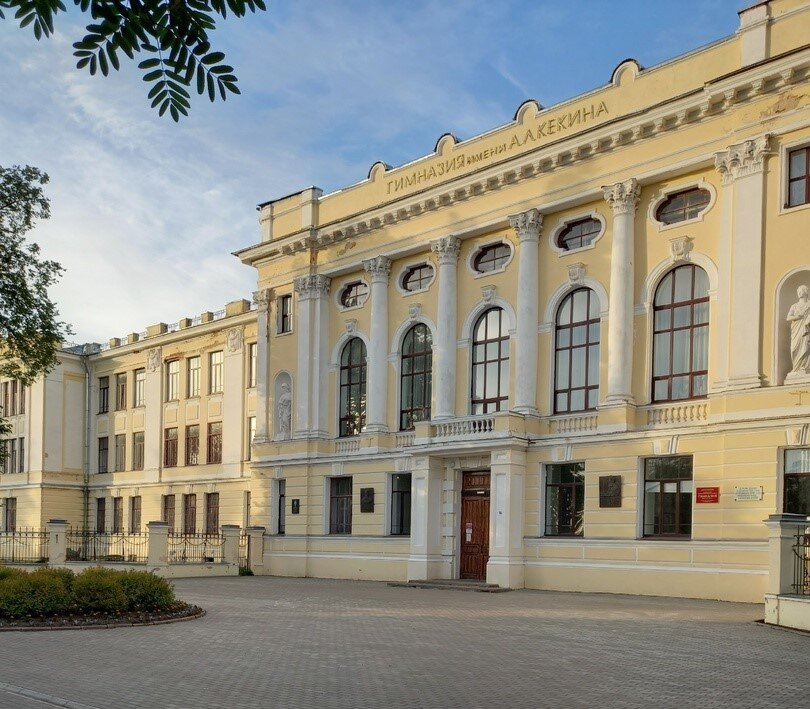 Фасад основного здания гимназии с парадным входом. Фото автора.