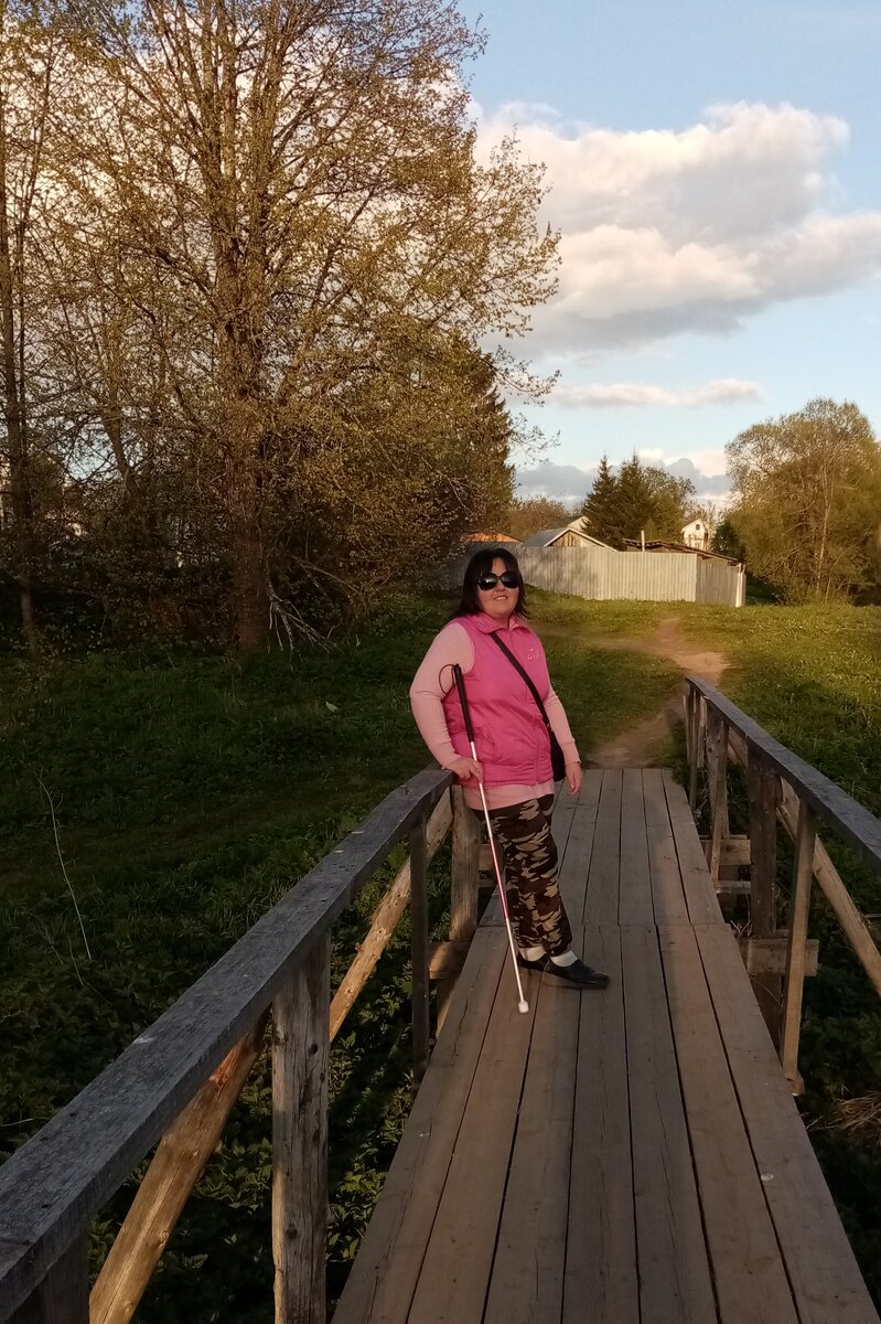 Я на лавах через нашу речку Кашинку, 14 мая 2024 года. Фото делала мама на свой старенький смартфончик 