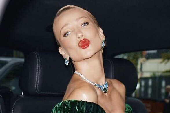     Жена российского олигарха Татьяна Корсакова в изумрудном бархатном платье с обнаженными плечами появилась в Каннах