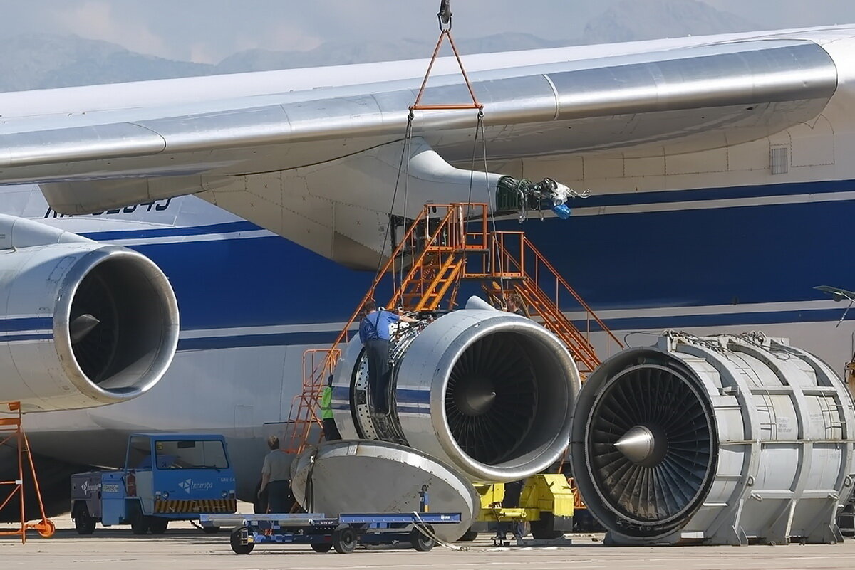 Замена двигателя на самолете Ан-124