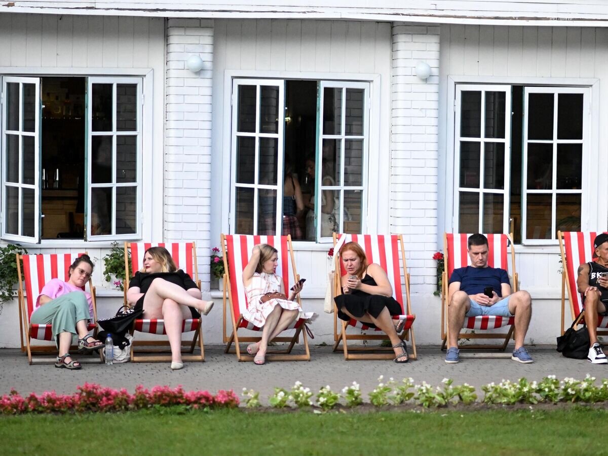    Посетители на фестивале в саду "Эрмитаж" в Москве© РИА Новости / Алексей Майшев