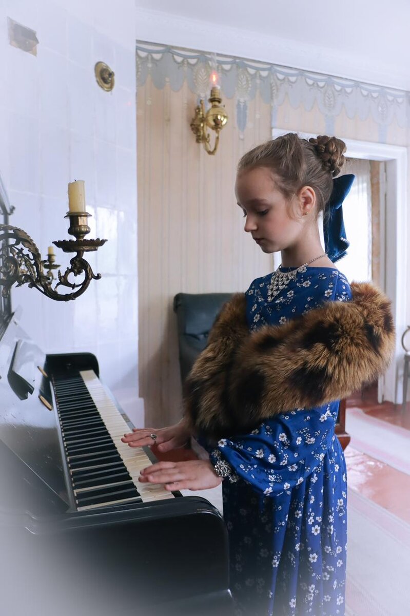 Моя дочь, Кира, 7 лет. Частенько помогает мне в моих творческих идеях. В этот раз благородный образ в старинном доме советских времен.