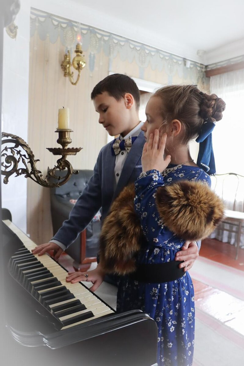 Не менее талантливый парень " на час", Гордей,  с удовольствием согласился на фотосессию.