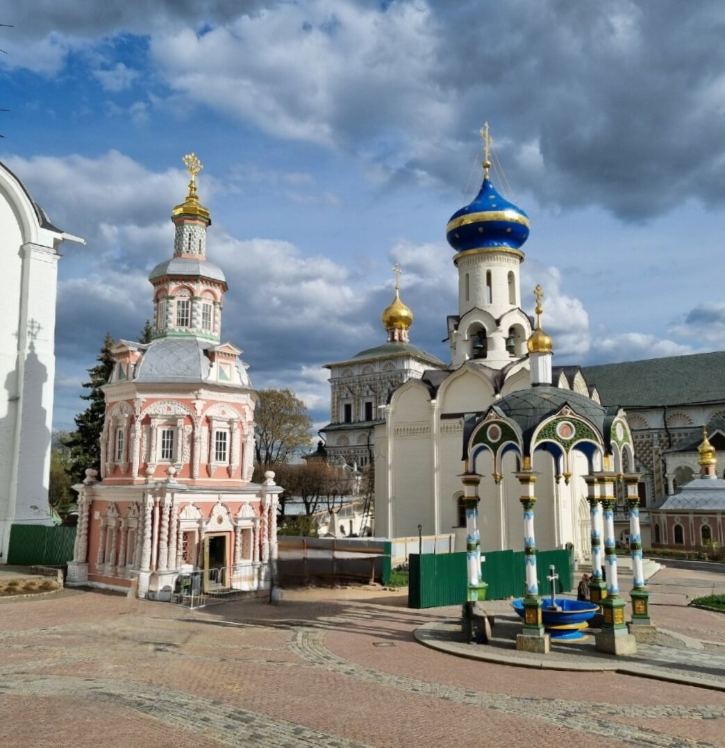 • Розовая постройка - Успенский кладезь с часовней (был построен в 1644 году над открывшимся здесь источником целебной воды).
• На переднем плане - Киворий над источником. Там можно набрать водичку.
• Белоснежная церковь с голубым куполом - Духовская.