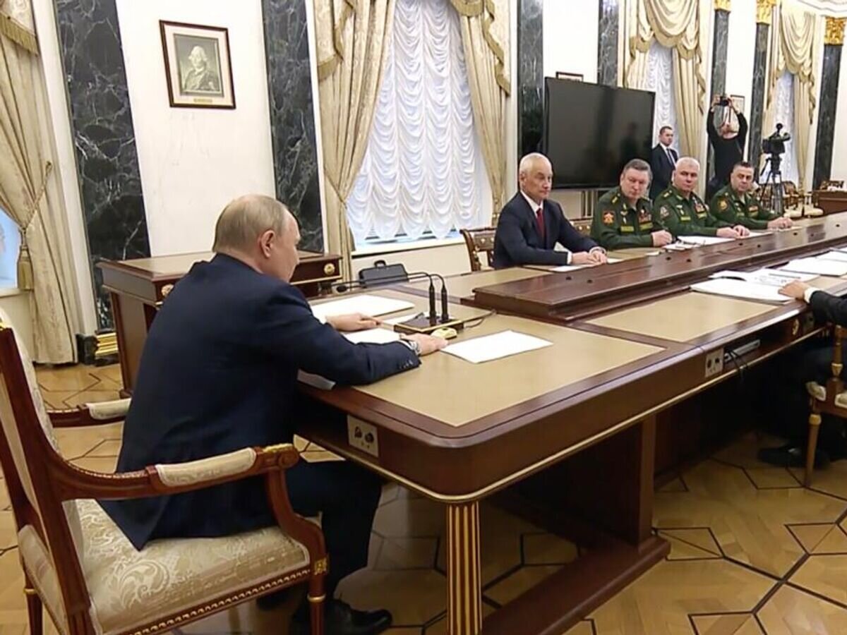    Президент России Владимир Путин на совещании с командующими военных округов