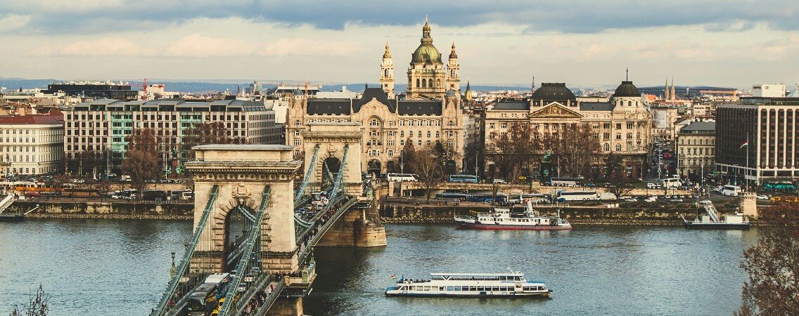 Столица Венгрии стоит на берегах реки Дунай и привлекает туристов своим культурным наследием.