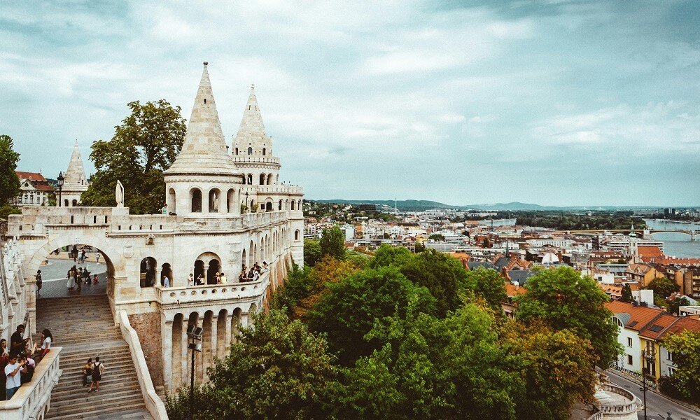 Столица Венгрии стоит на берегах реки Дунай и привлекает туристов своим культурным наследием.-2