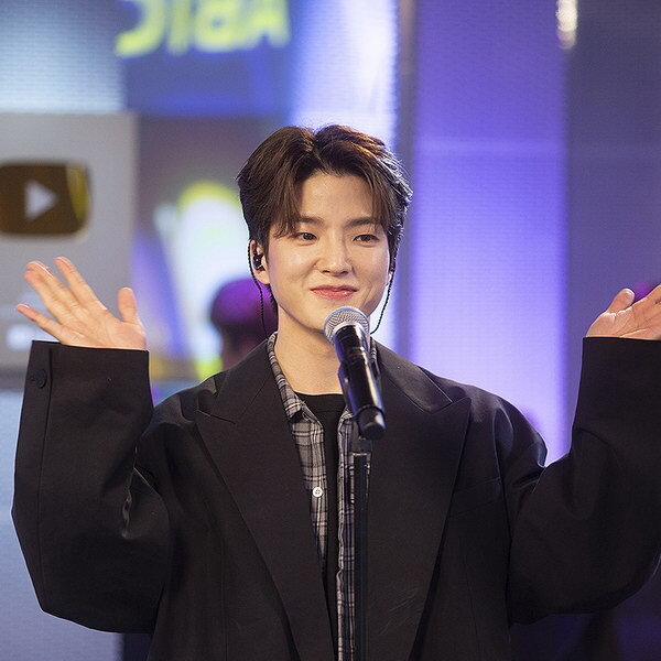     W24 раскрыли секрет популярности «Миллиона алых роз» в Корее