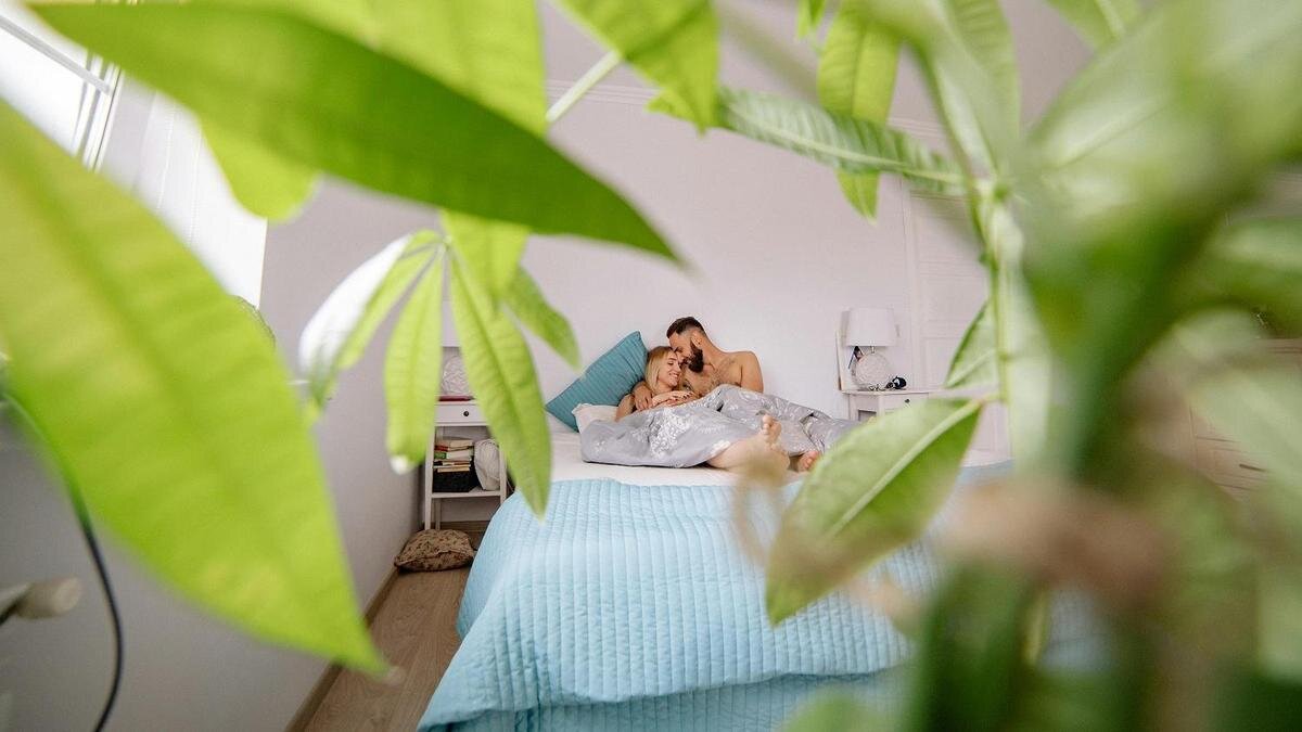    Мужчина и женщина лежат в постели:pexels.com