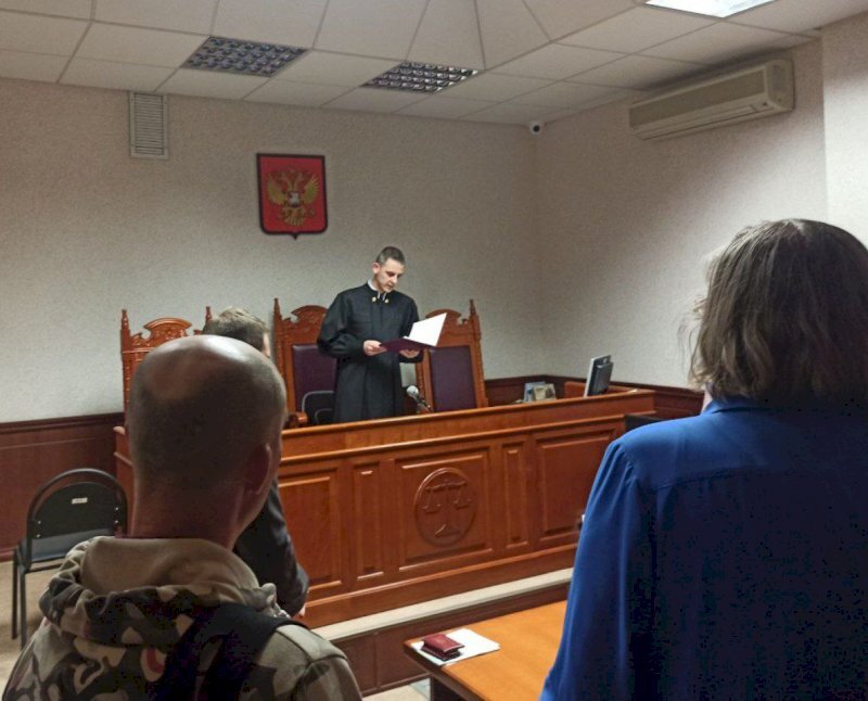 Свердловской областной суд отменил решение о выдворении семьи Морозовых из Екатеринбурга. Об этом сообщает пресс-служба облсуда.