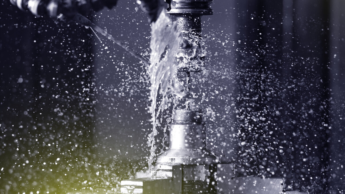 СОЖ для металла. Источник изображения: Pixel B / Shutterstock.com