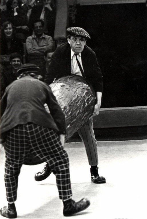 Юрий Никулин и его номер с бревном.