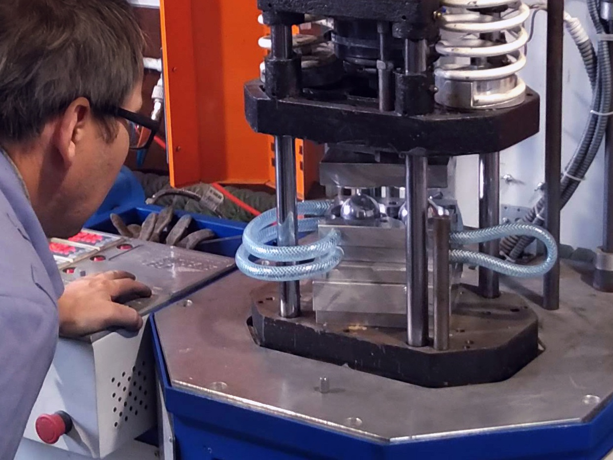 Установка пресс-фомы на термопластавтомат