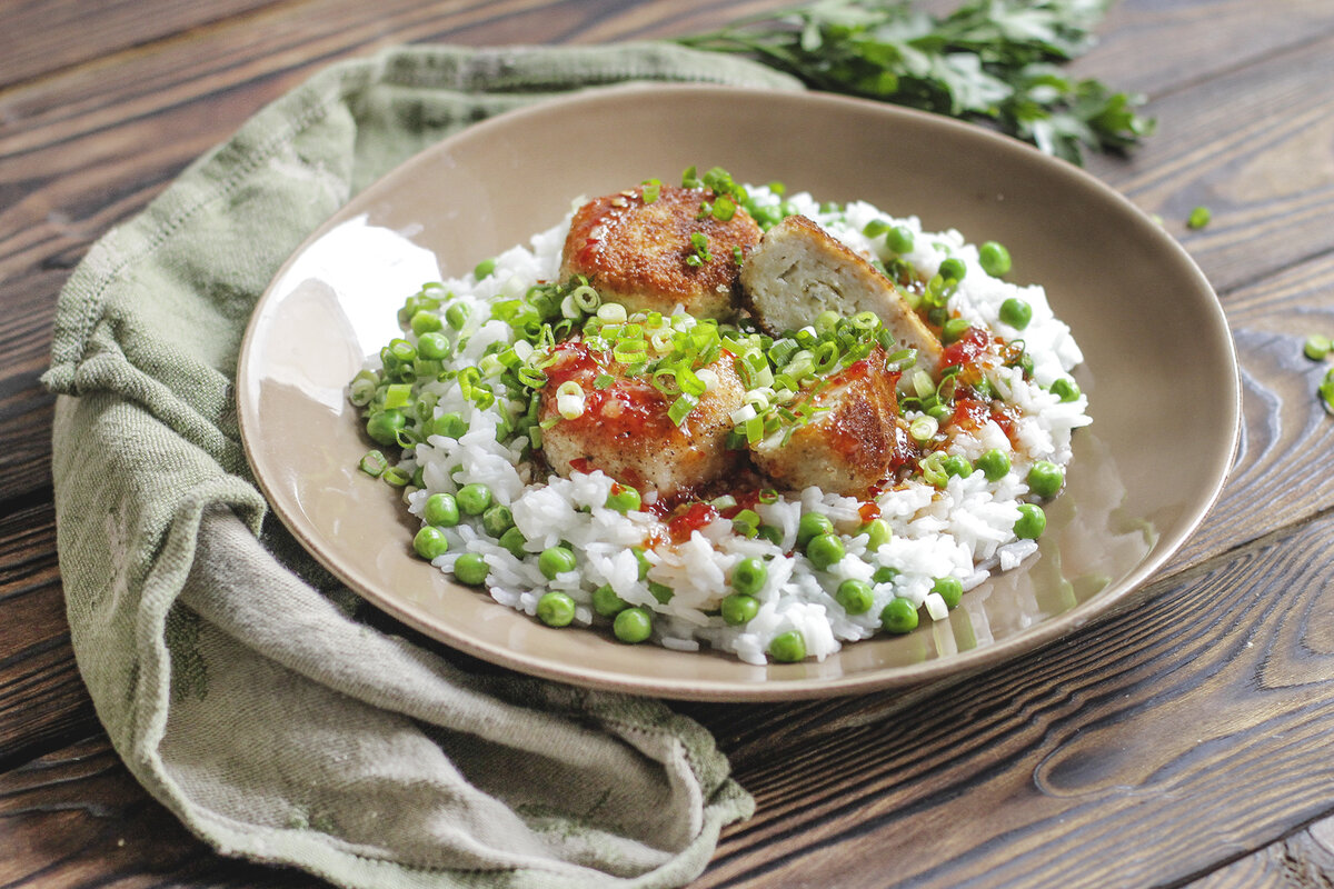  Куриные котлетки с рисом и сладким соусом Чили