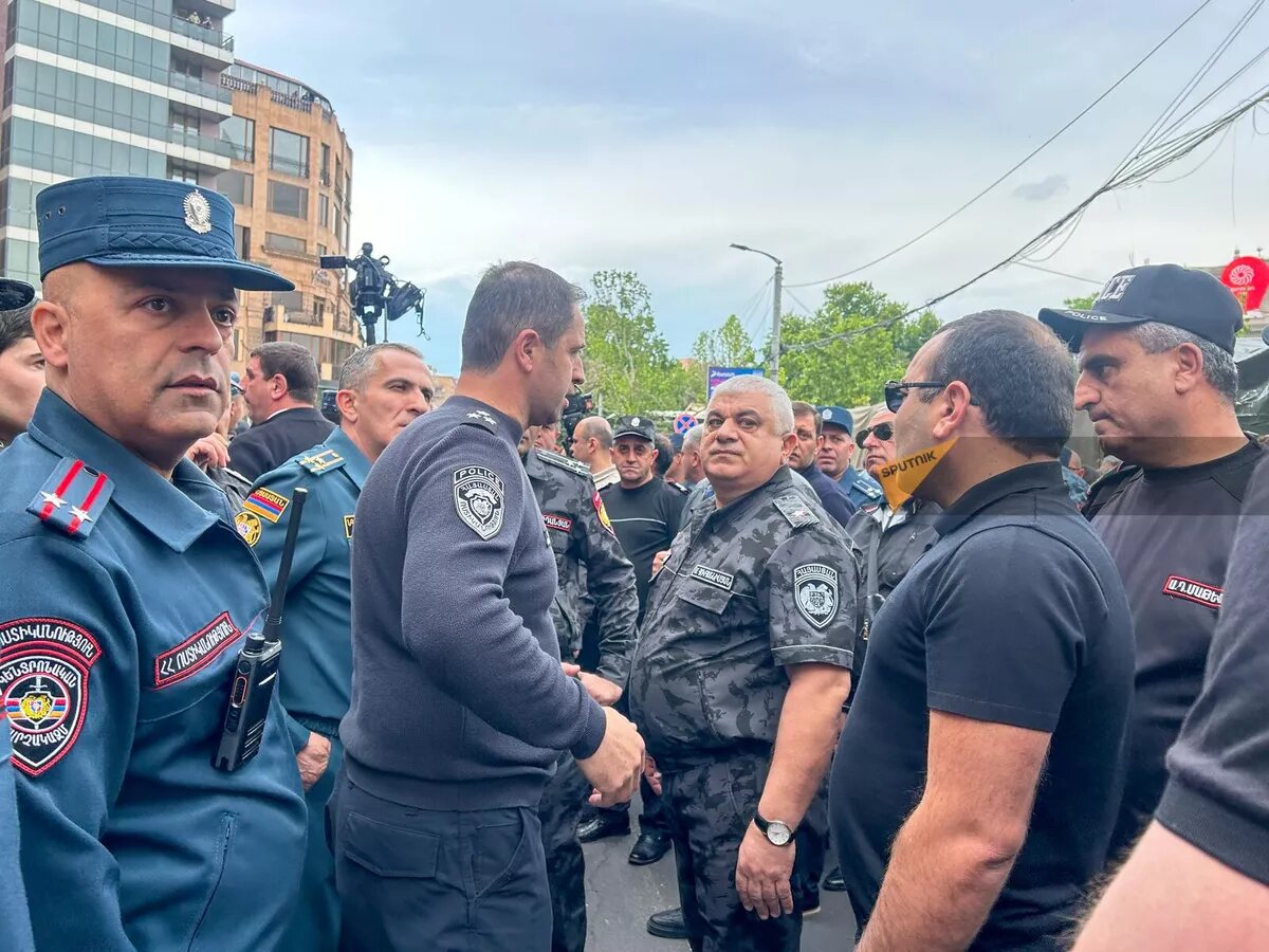 Начальник полиции Арам Ованнисян во время акции неповиновения на Северном проспекте (15 мая 2024). Еревaн - Sputnik Армения, 1920, 15.05.2024 © Sputnik / Marianna Paytyan