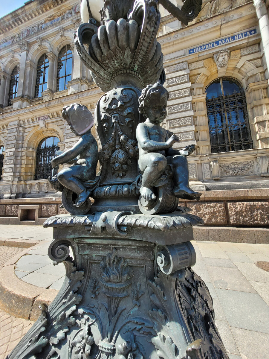 2. Красивый столб рядом с учебным заведением им. Штиглица, г. Санкт- Петербург