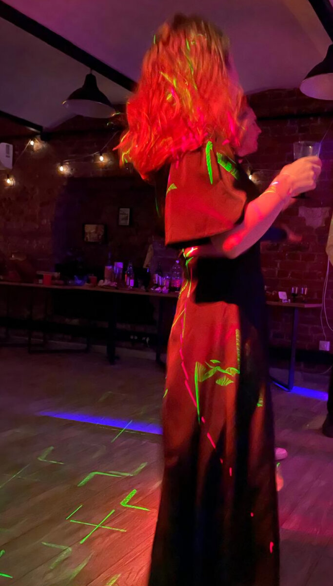 Подруга сегодня как раз скинула случайный кадр с моей вечеринки в честь тридцатилетия, где я в танце💃🏼