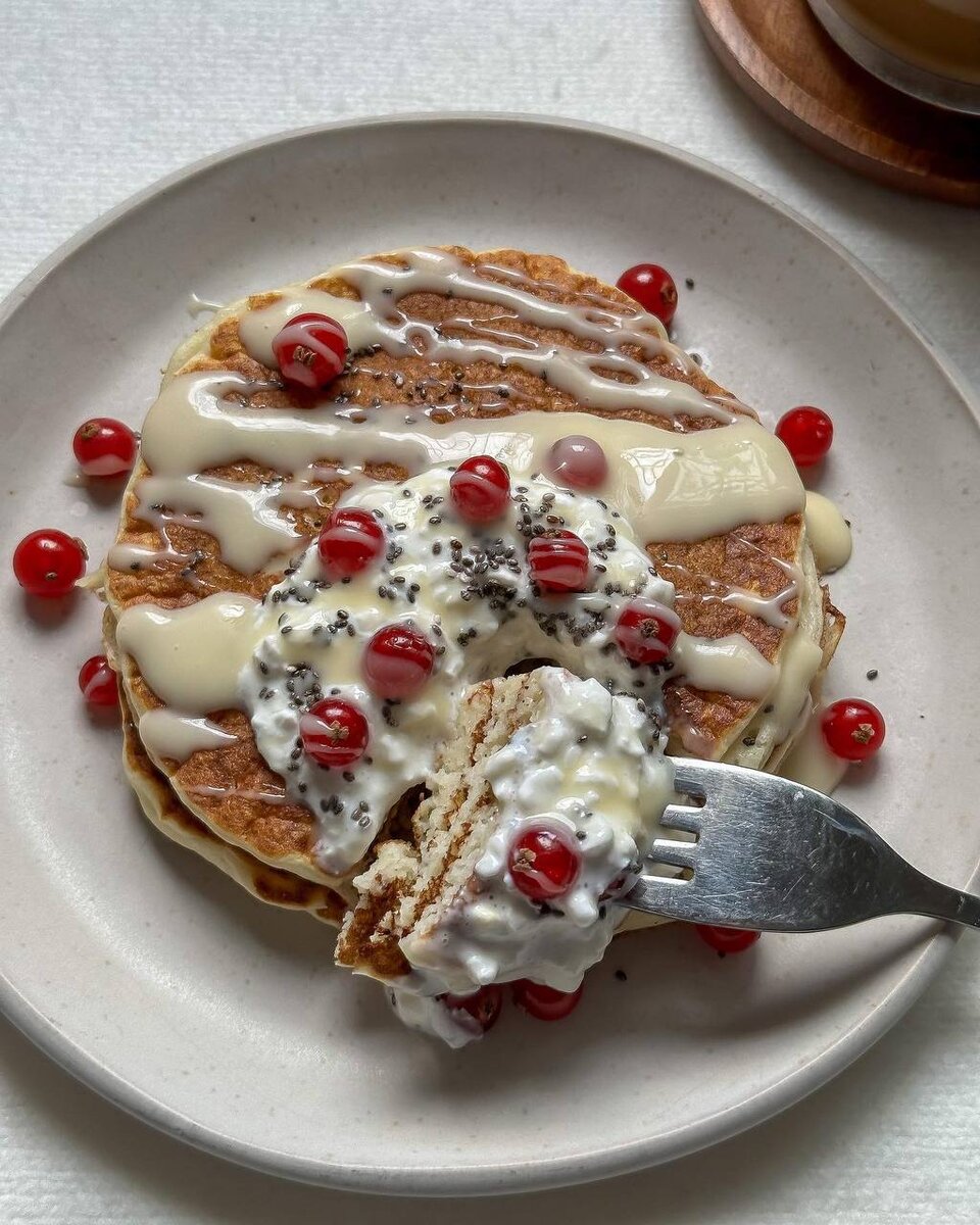 –ПАНКЕЙКИ

🥞густой кефир-200мл
🥞яйцо-1шт
🥞мука-140г
🥞масло раст-1чл
🥞подсластитель-по вкусу (сахар-1стл)
🥞разрыхлитель-1чл

-Все ингредиенты хорошо перемешиваем с помощью венчика до однородности
-Начинаем жарить на хорошо разогретой сковороде
-Жарим по 3-4мин с каждой стороны до золотистой корочки