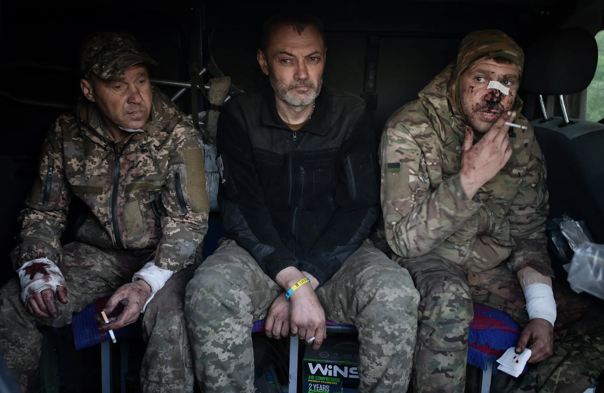 Раненые украинские солдаты возле восточного города Авдеевка в мае © Tyler Hicks/The New York Times