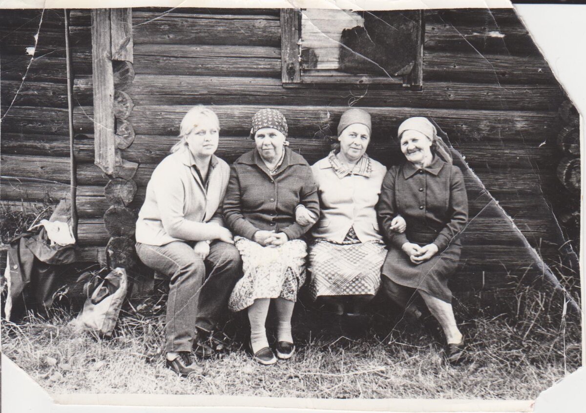 У дома бабушки. Слева направо- Алёнка, двоюродная сестра, тётя Соня, сводная сестра моей мамы, тётя Рита, сестра мамы, кока Валя, Валентина Андреевна.