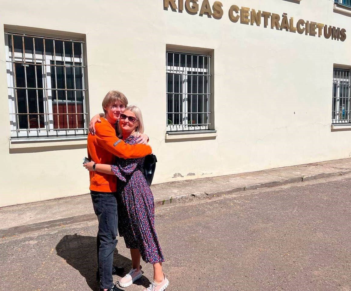 Светлана с сыном у стен Рижской тюрьмы в июне 2022 года © Sputnik