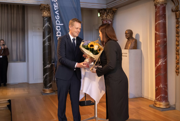 Вот вам премия и еще цветочек! (фото с сайта Тихановской)