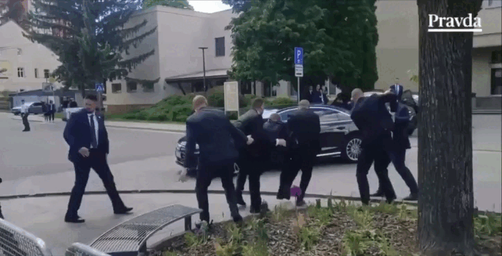    Однако, полагает политический обозреватель Царьграда Андрей Перла, можно считать покушение и внутриэлитными разборками в ЕС. Особенно сейчас, в преддверии выборов в Европарламент.