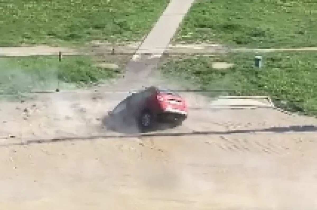    Шесть легковушек «сварились» в яме с кипятком в Петербурге