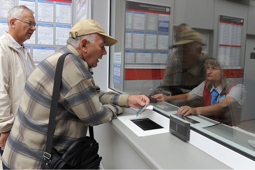 Социальная пенсия полагается не только пожилым россиянам, но и другим гражданам, которым нужна помощь. Ее размер определяется не трудовыми заслугами, а государством и бюджетом СФР.
