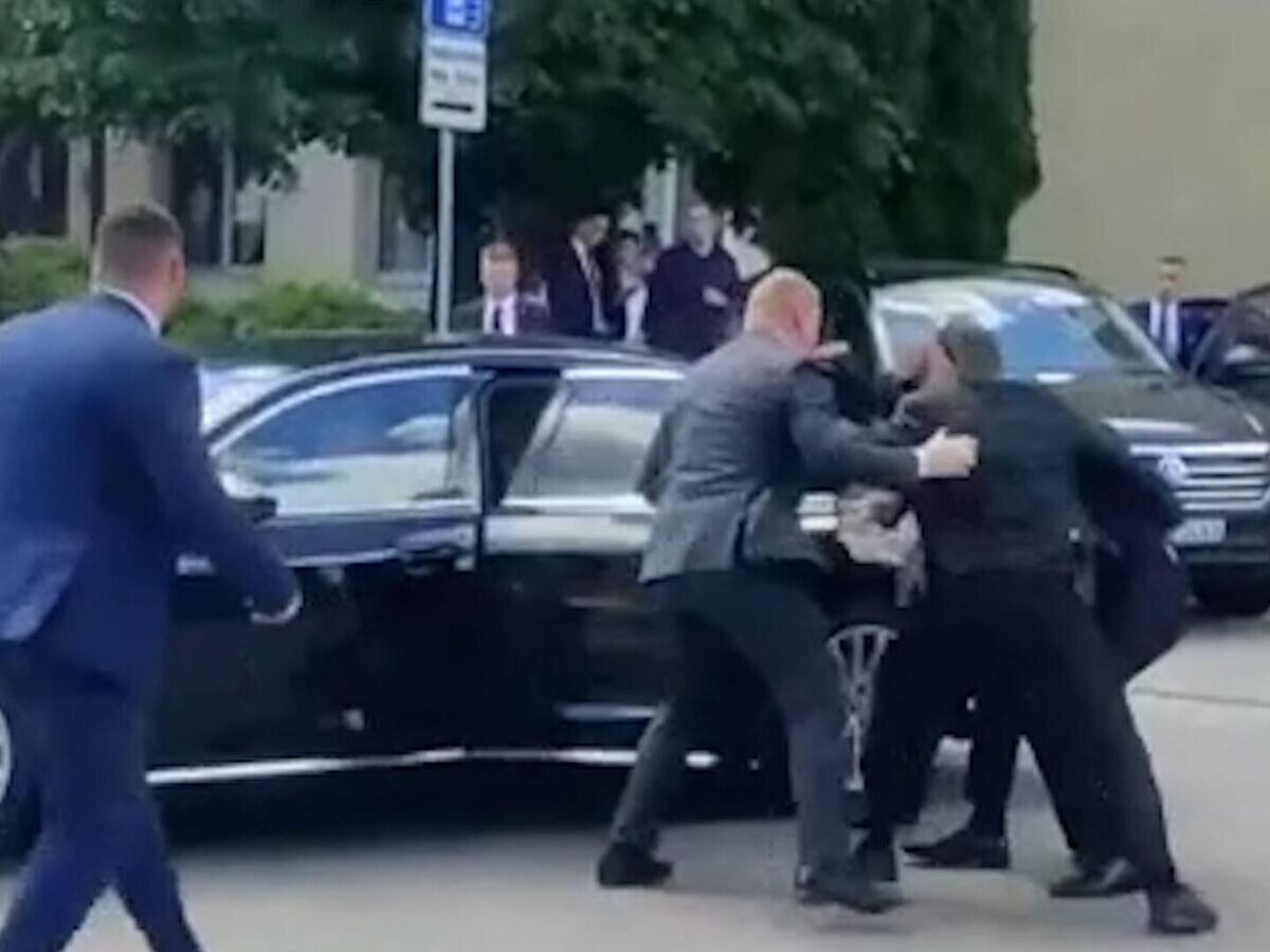    Видео первых секунд после покушения на премьера Словакии Фицо© Pravda