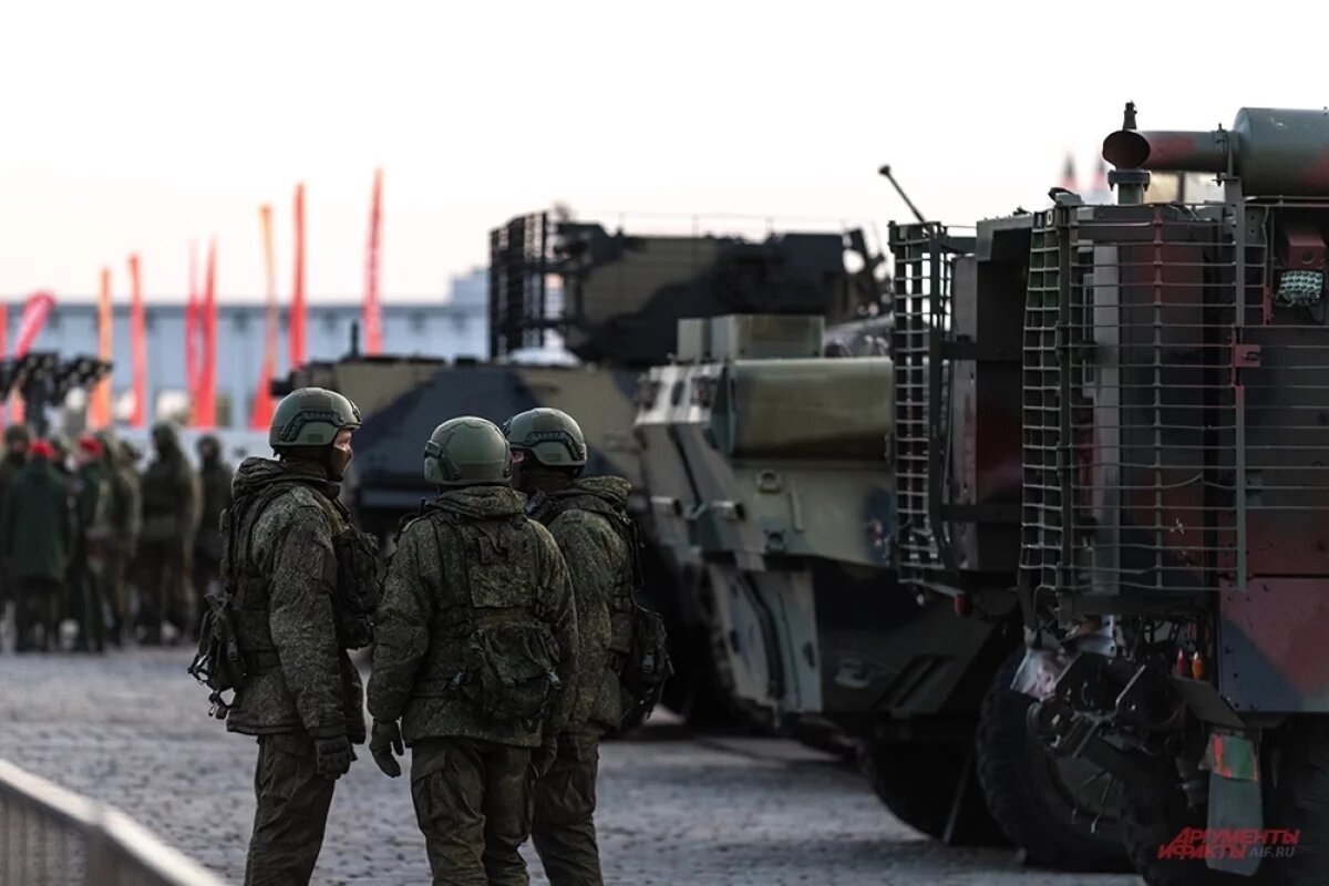    Жители Арсеньевского района отправила бойцам СВО маскировочные комбинезоны