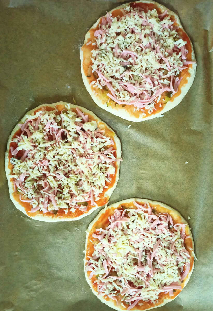 Не идеально, но кто видел идеальную пиццу в школьной столовой?))