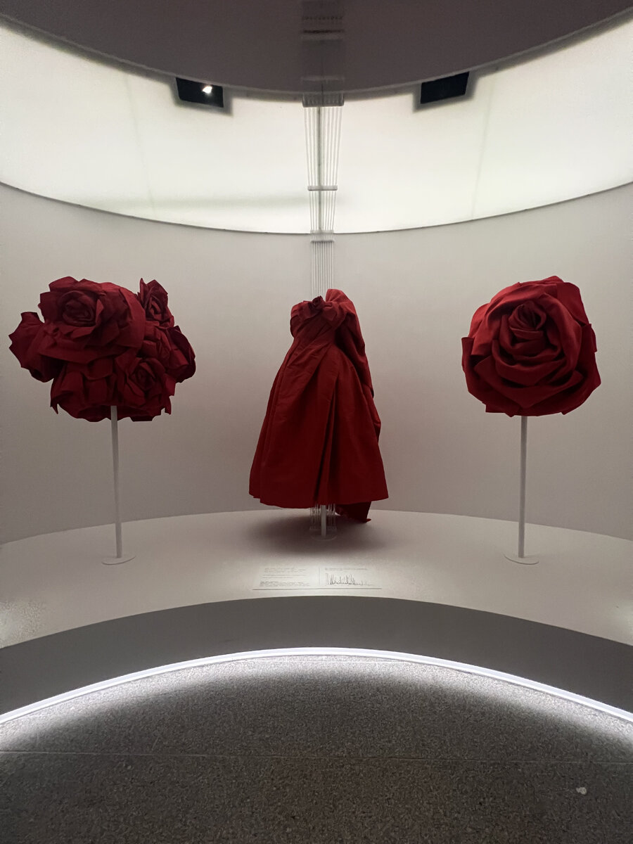    Вдохнуть Schiaparelli и прикоснуться к Dior: главные шедевры выставки Sleeping Beauties: Reawakening Fashion (фото 1)