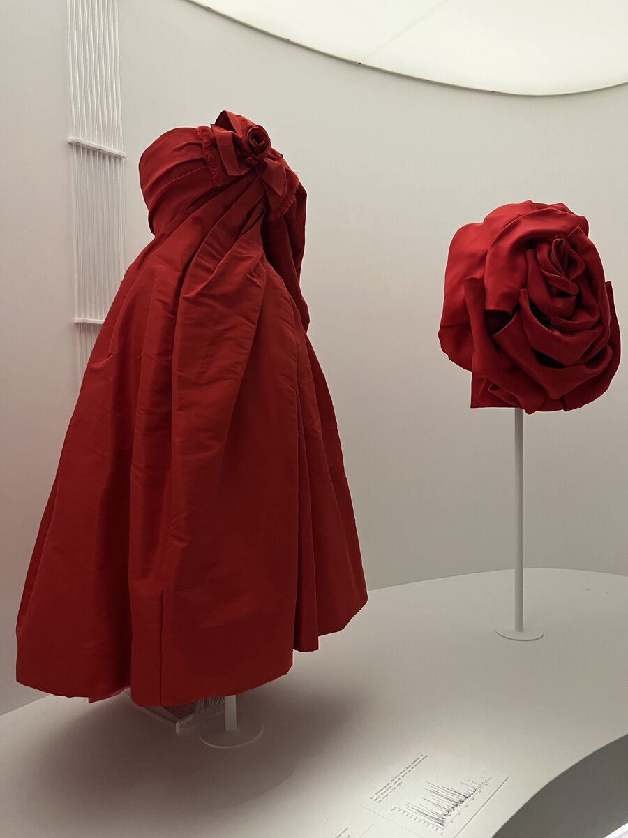    Вдохнуть Schiaparelli и прикоснуться к Dior: главные шедевры выставки Sleeping Beauties: Reawakening Fashion (фото 3)