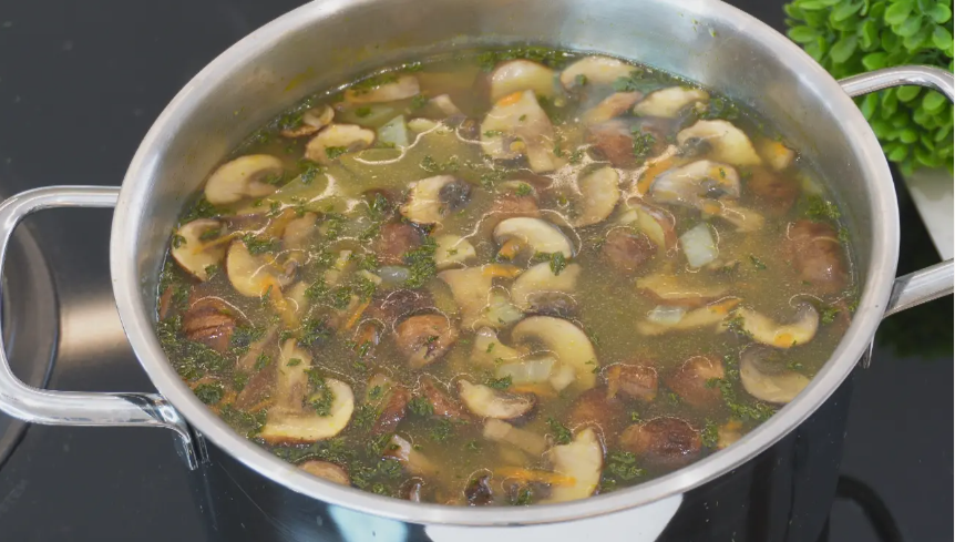 Как подготовить грибы перед добавлением в суп, да так, чтобы получился с настоящим ароматом леса...