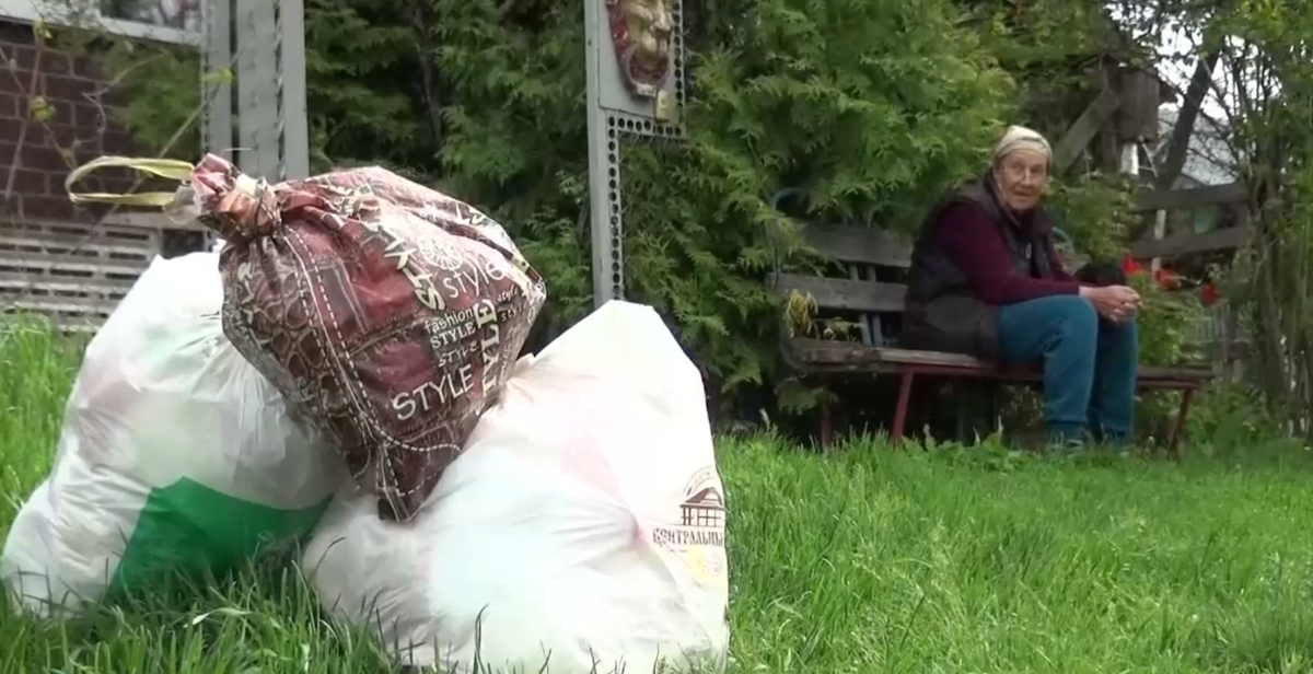 Каждый день пожилая женщина выносит мешки с мусором, за которым никто не едет (здесь и далее - скриншоты сюжета "Вести Воронеж")