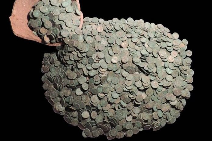 Клад из более чем 3000 медных римских монет найденный Робом Джонсом и Крейгом Полом 