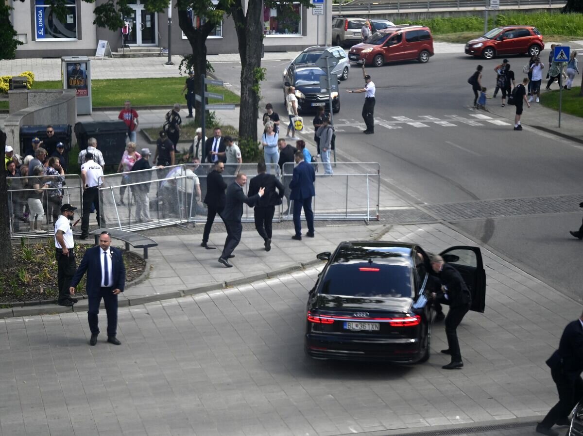    Место покушения на Роберта Фицо© AP Photo / TASR/Radovan Stoklasa