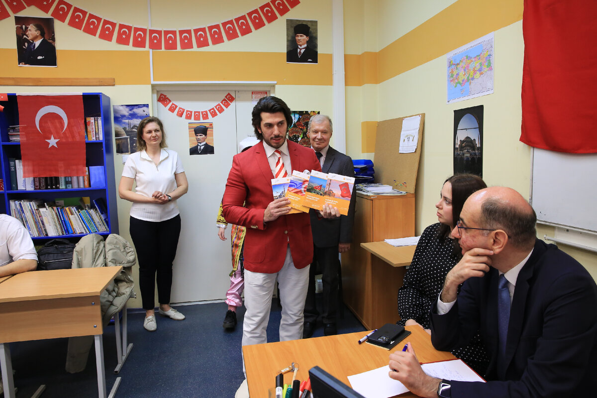 Преподаватель Туана Мустафа поблагодарил консула за поддержку, сделал презентацию своих учебных пособий по турецкому языку и вручил их господину Талу.