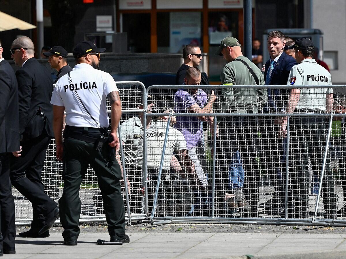    Задержание мужчины, совершившего покушение на премьер-министра Словакии Роберта Фицо© AFP 2024
