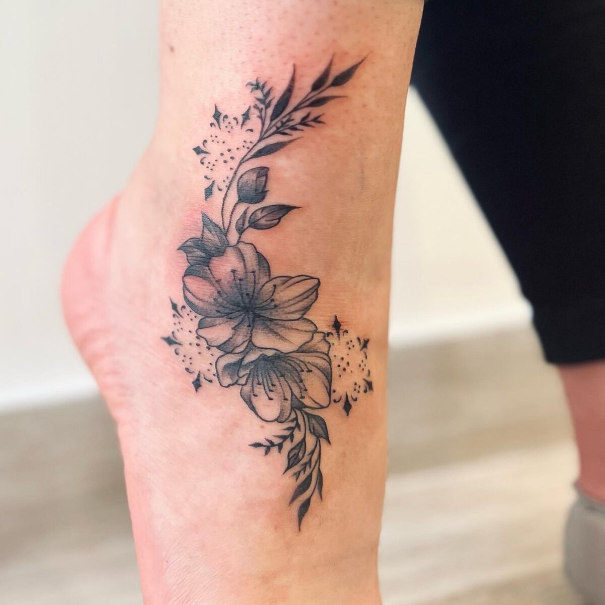 Женская татуировка на ноге