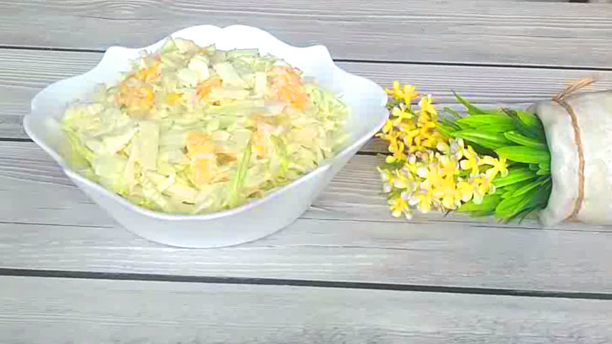 Попробовала в гостях необычный салат из капусты. Сочетание ингредиентов очень интересное, а салат исчез со стола первым