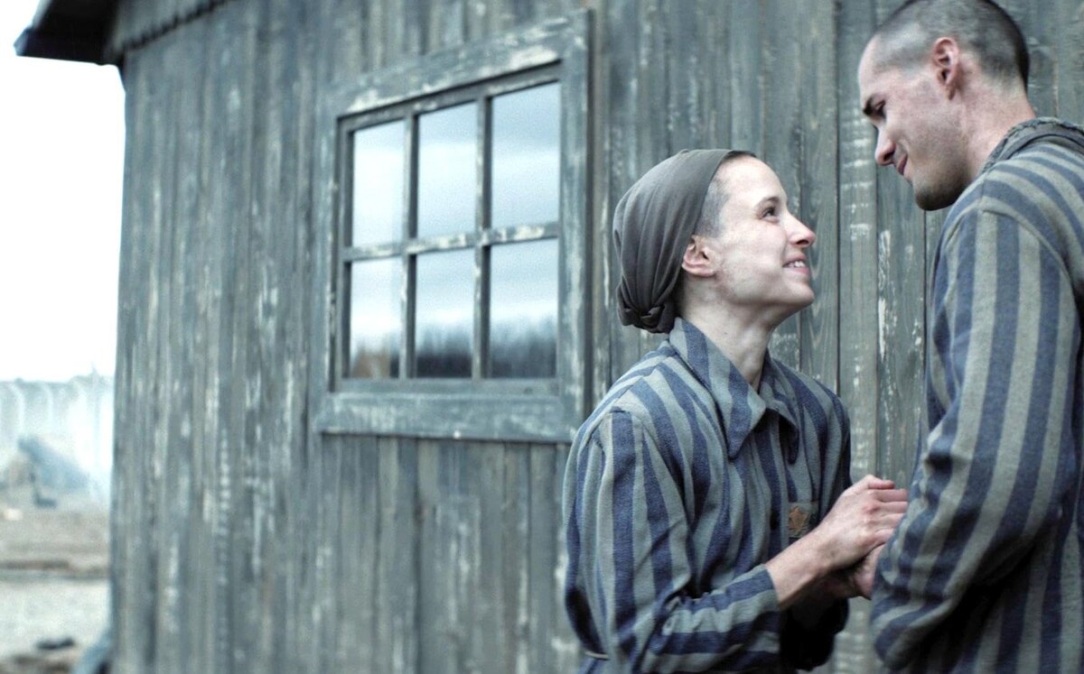 кадр из сериала "Татуировщик из Освенцима"