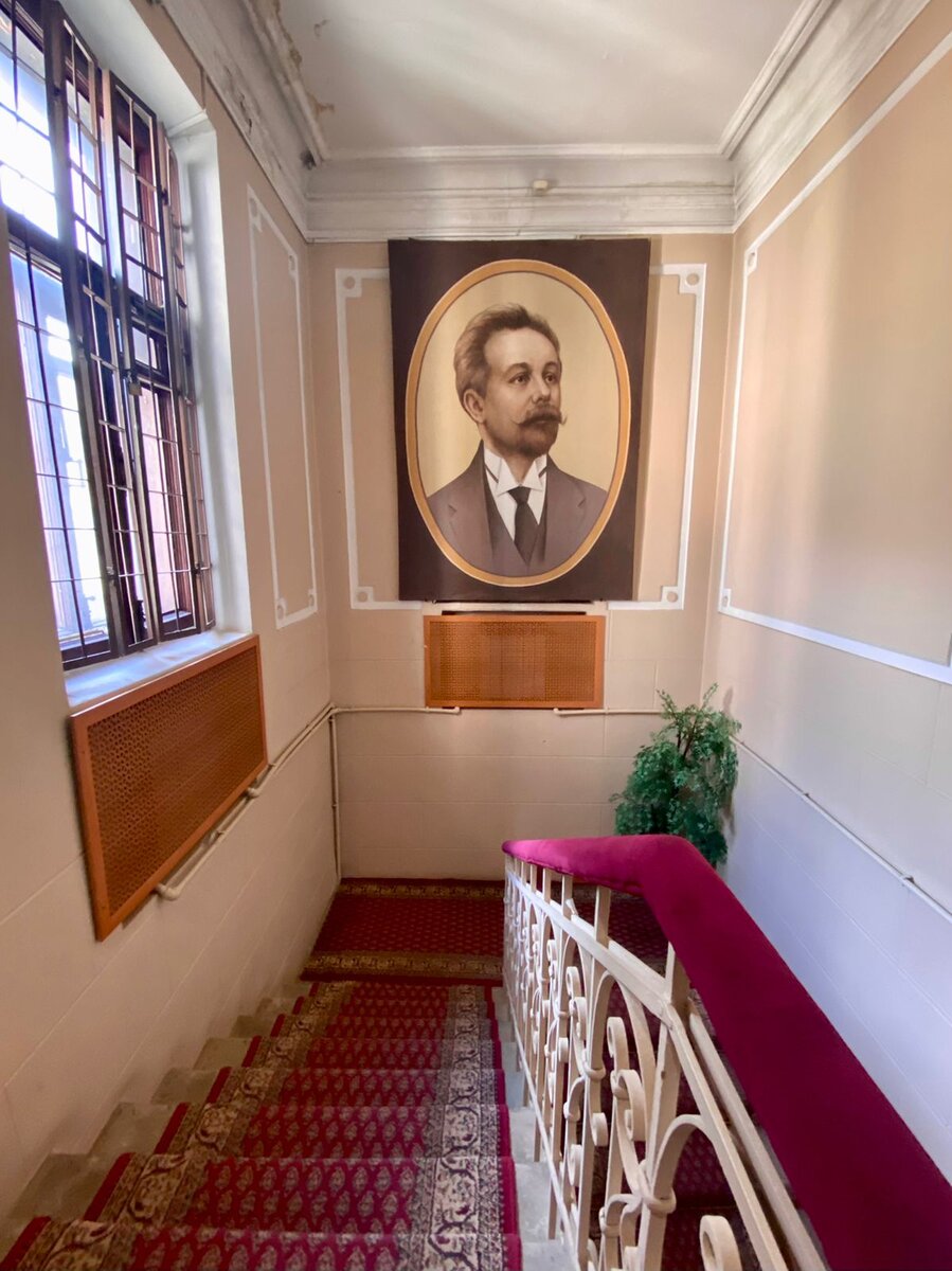 Лестница на второй этаж в квартиру Скрябина