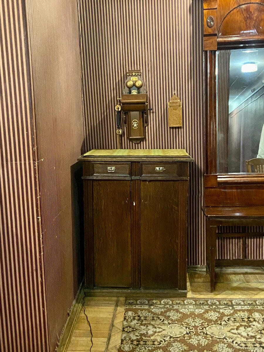 В большом зеркале отражается длинный коридор, который вел в детские комнаты, кухню, туалетные комнаты. Сейчас эти помещения занимает музей, в просмотру они закрыты.